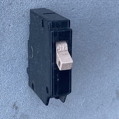 CH130 Cutler-Hammer Type CH 1 Pole 30 Amp 120v METAL FOOT / FLAT TOP (NO NOTCH) 
