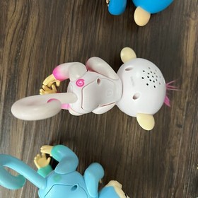 READ Fingerlings  Lot of 8 Monkey, Glitter Panda, Untamed Raptor