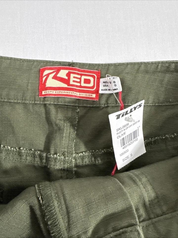 Maxi minifalda convertible roja oxidada con cremallera pequeña verde oliva tiro bajo Tilly’s Foto 2 de 4