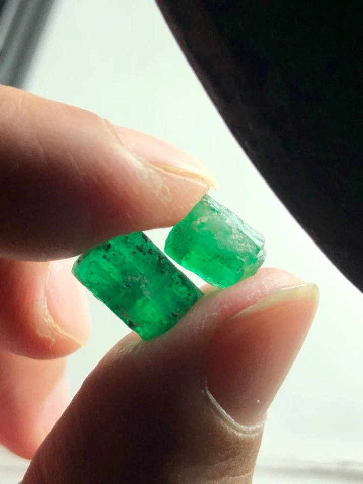 Esmeralda Swat áspera alucinante de 7,60 quilates natural sin faceta de aceite calidad de @S Foto 2 de 4
