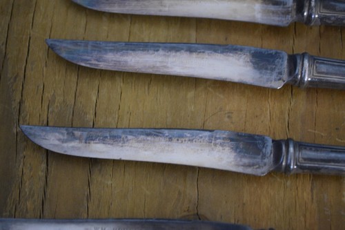Set 5 coltelli da bistecca vintage WM Rogers piatto argento supporto blocco legno USA anni '50 - Foto 4 di 6