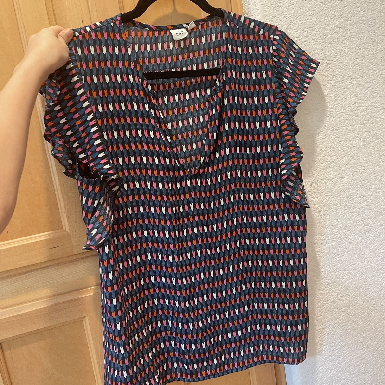 Women’s GAP Multicolor Patterned V-neck Short Sle… - image 6