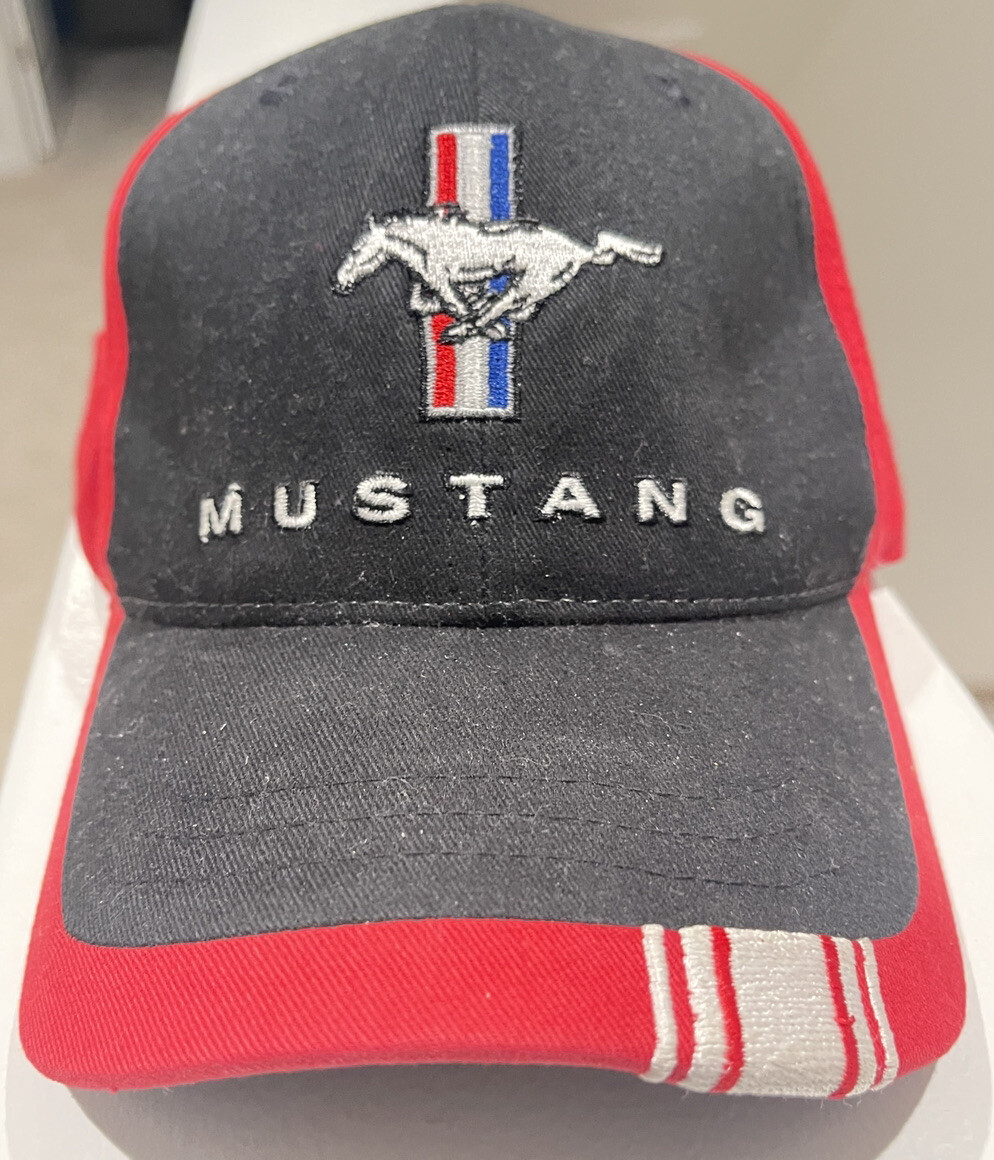 Cappello Berretto Ford Mustang Nero e Rosso con Emblema Tri Bar Pony e Striscia Racing
