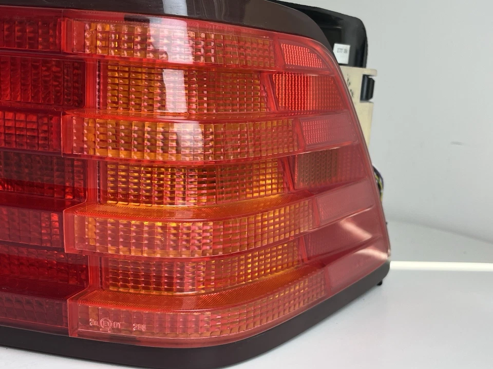 MERCEDES-BENZ SL320 1997 LUZ TRASERA DERECHA LUZ TRASERA OEM 1298203264 Foto 3 de 4