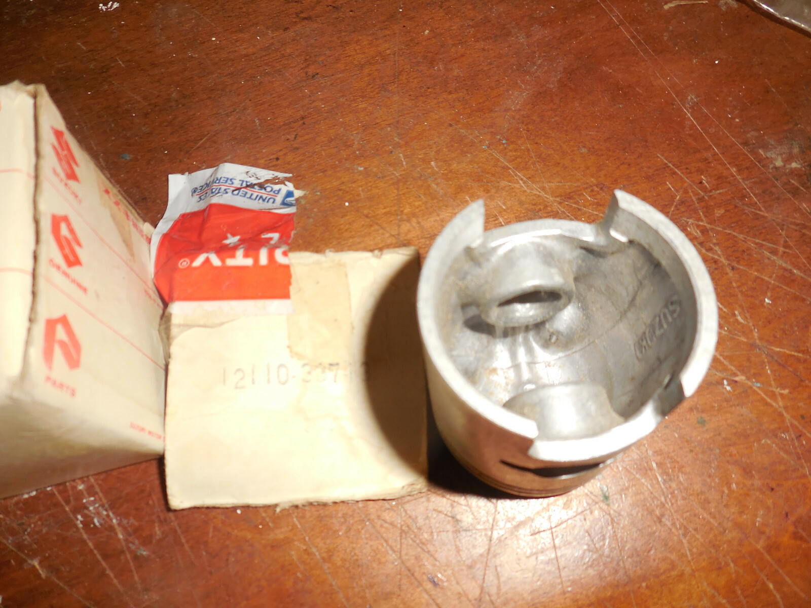 NOS Suzuki OEM Piston GT250 GT380 T20 TC250 1210333810100 1211033713