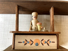 Eisstand mit Verkäuferfigur - Holz - Erzgebirge Volkskunst - 13,5 cm - alt