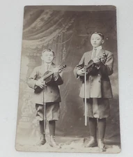 ANTIQUE B&W REAL PHOTO POSTCARD 2 BOYS W/VIOLINS FIDDLE CHAS. WOTH STUDIO PHILA