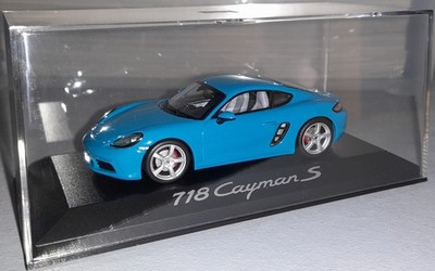 PORSCHE 718 CAYMAN S BLAU HELLBLAU FELGEN SILBER MINICHAMPS 1:43 VITRINE