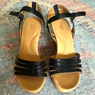 UGG Damen Sandalen Riemchen schwarz/beige Schnalle Keilabsatz mittel EU 38,5
