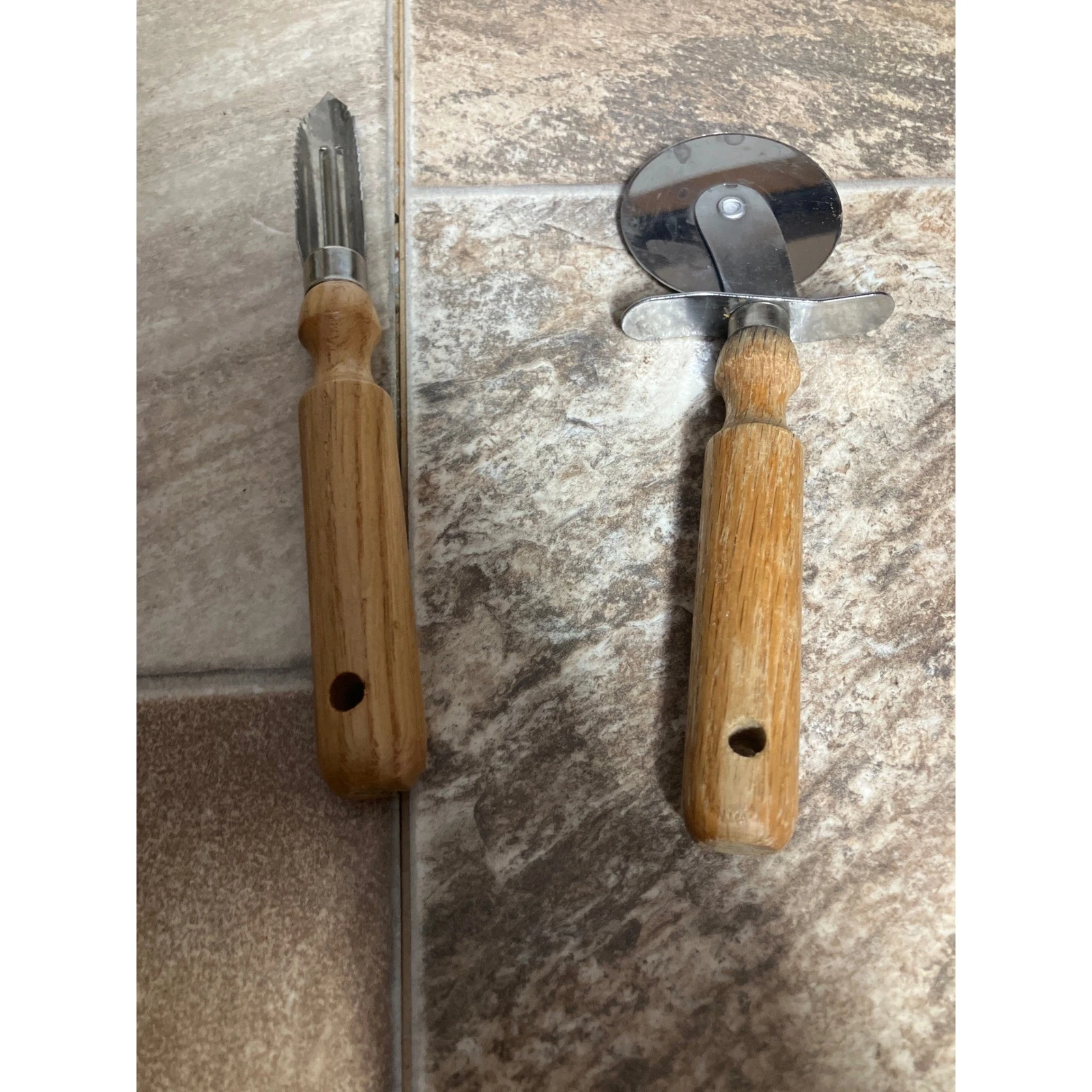 Vintage Wood Handle Kitchen Tool Set Pizza Cutter and Serrated Peeler 2pc Taiwan