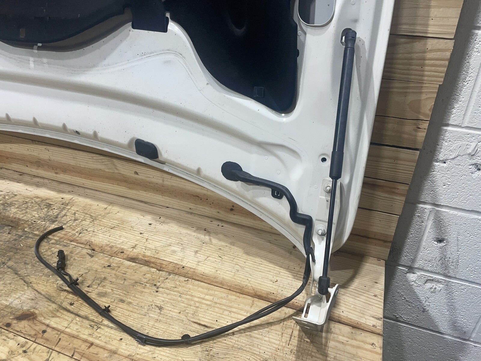 OEM Maserati Ghbili Hood w/ Hinges Pearl White Bianco Alpi 216 216A  2014-2017