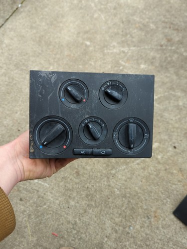 7D1820045E HEATING CONTROL UNIT WITH AC VW Eurovan Camper 2002 - Picture 1 of 5