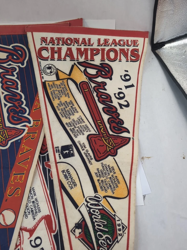 Lote de 3: 1992 Atlanta Braves NL Champions Banderín John Smoltz 12" x 29", Oeste Foto 4 de 4