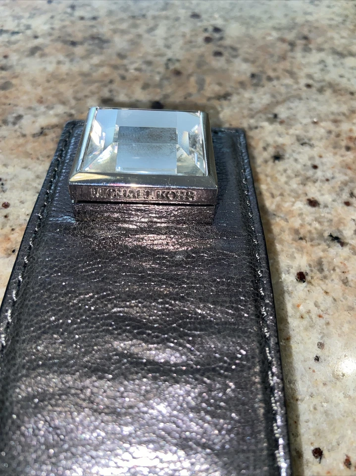 Pulsera Michael Kors ancha de cuero TurnLock, piedra grande. Foto 3 de 4