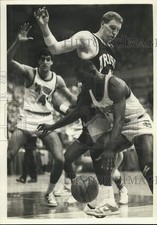 1986 Press Photo Dwayne Washington, Notre Dames Basketball Game with Tim Kempton