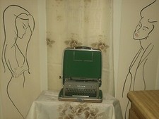 VTG ROYAL QUIET DE LUXE MANUAL TYPEWRITER GREEN KEYS CASE / MANUAL CANADA 1950's thumbnail