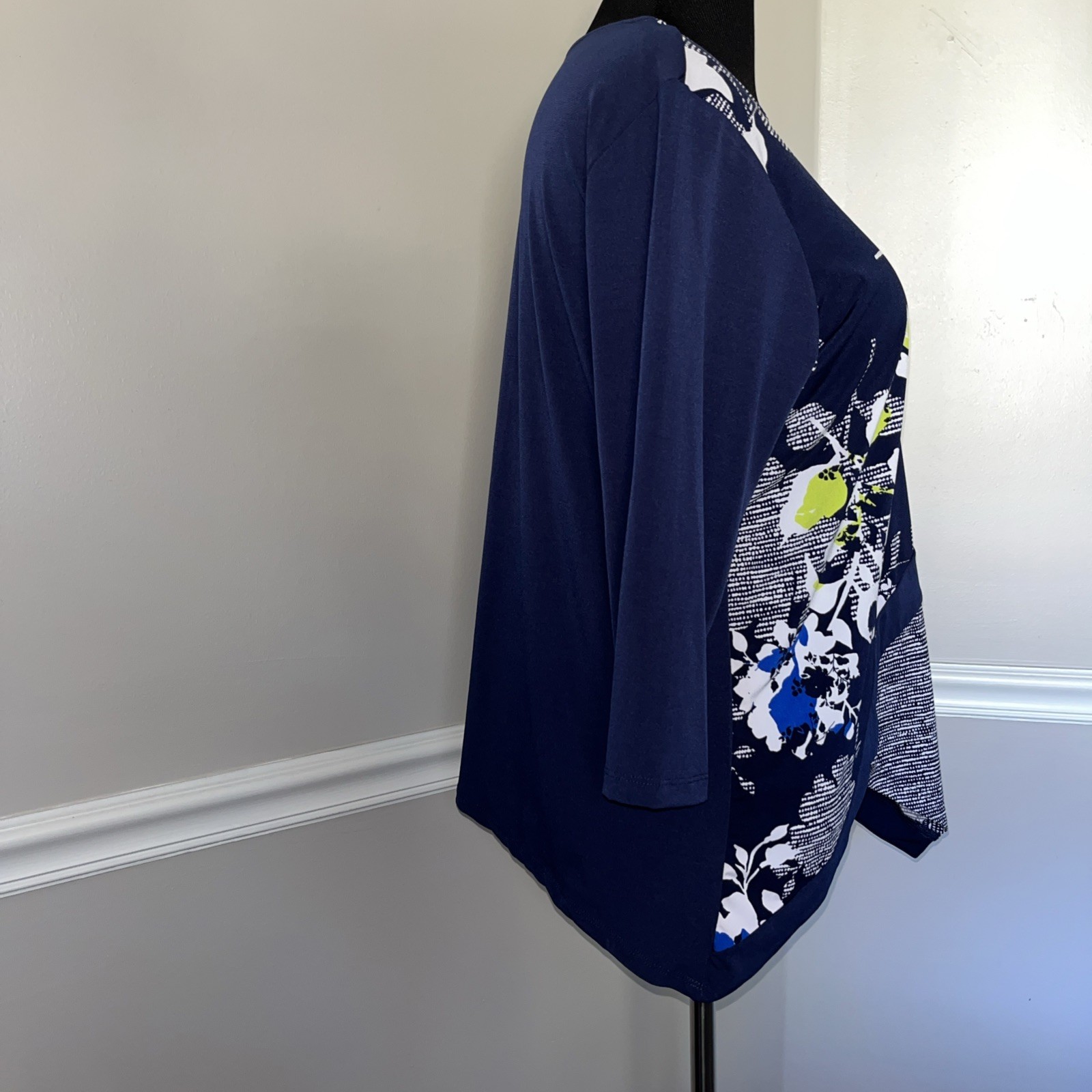 Alfred Dunner Top Women's Size L Blue Floral Knit Rhinestone Asymmetrical Blouse