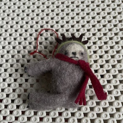 Gefilztes Faultier mit Geweih Handarbeit Weihnachtsdeko aus Wolle so süß!