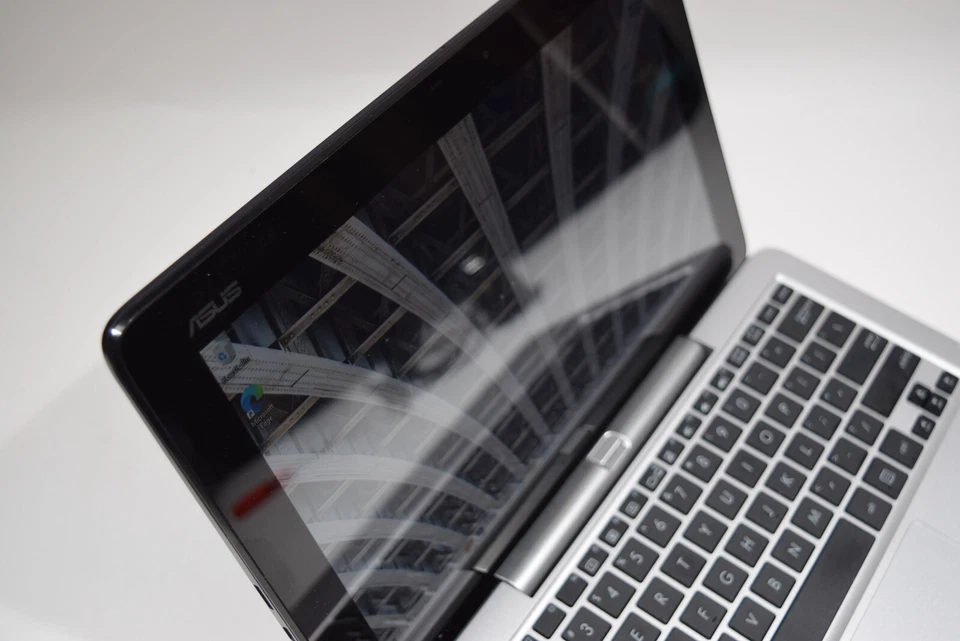 ASUS Transformer Book T200TA 11.6in 64GB Intel Atom Quad-Core 1.46GHz 2GB x86 - Image 2 of 4