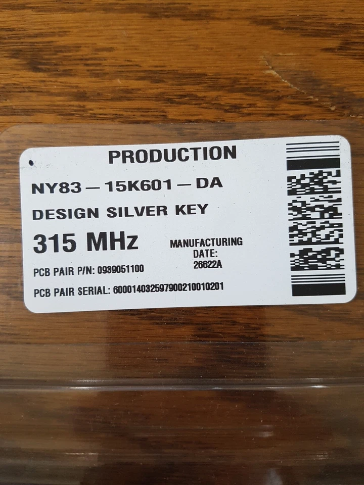 ASTON MARTIN DBX LLAVE INTELIGENTE MANDO A DISTANCIA MY83-654024-AB AML-KEY-1109 3 BOTONES ¡NUEVO! Foto 3 de 4