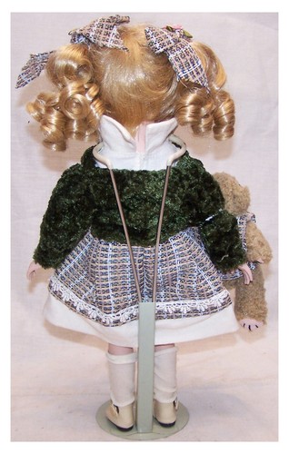 Porzellan Puppe kleines Mädchen mit Teddybär in passenden Outfits. - Bild 2 von 2