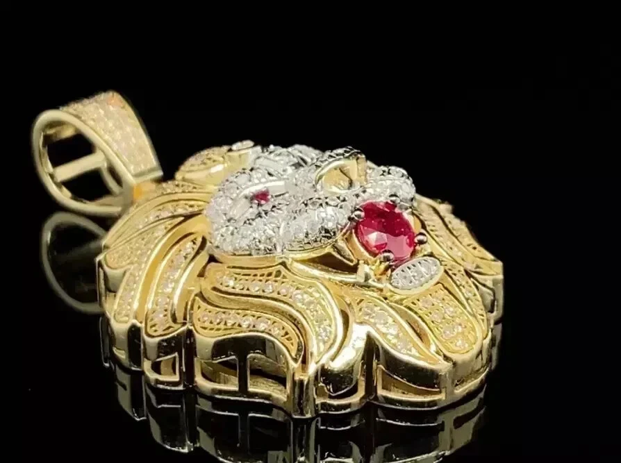 Colgante de león rubí creado en laboratorio de corte redondo de 4 quilates para hombre acabado dorado de dos tonos de 14 quilates Foto 2 de 3