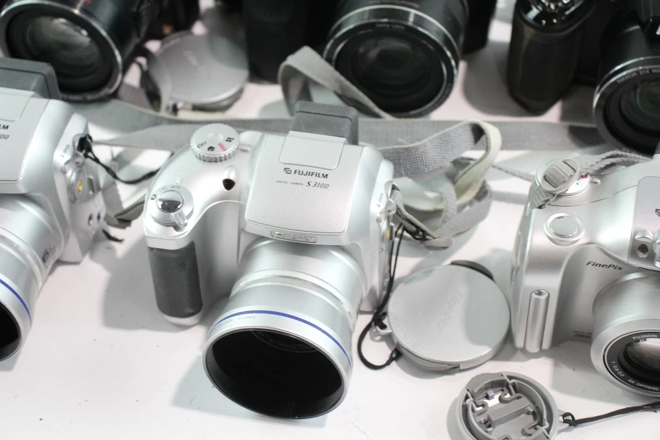 Assorted Vintage Digital Bridge Cameras w/ Some Original Cases Job Lot  - Image 4 of 4