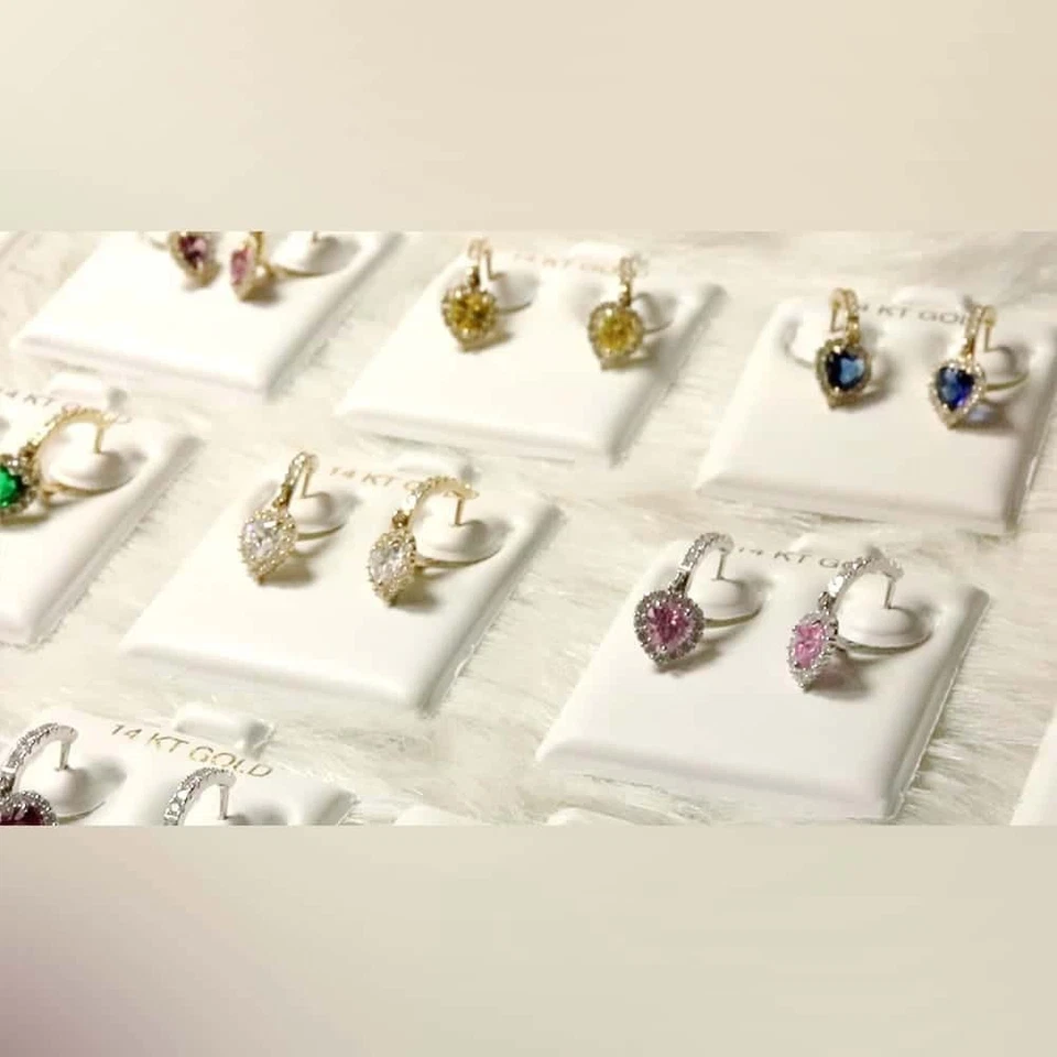 Pendientes con halo de diamantes de piedra de nacimiento de corazón de oro amarillo de 14 k de 1" Foto 2 de 4