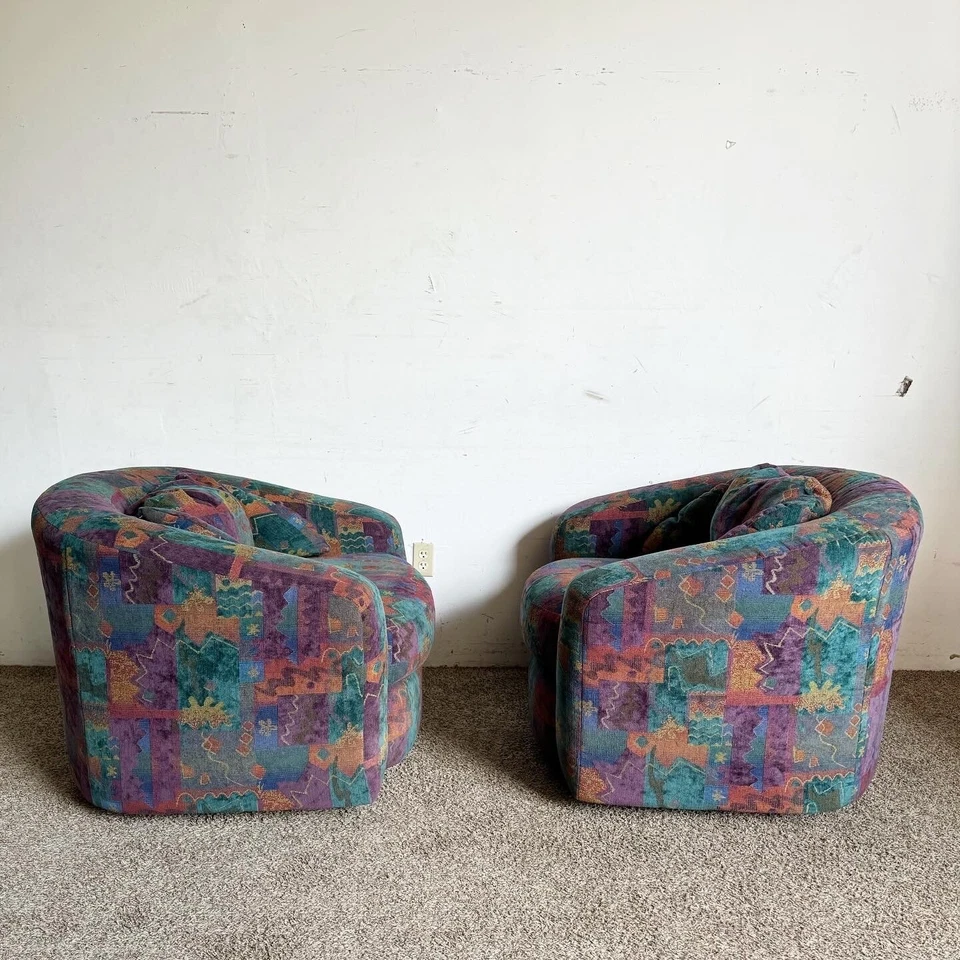 Sillas giratorias posmodernas de barril con estampado multicolor - un par Foto 2 de 4