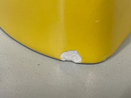 CARAFFA VINTAGE BROCCA CERAMICA SMALTO GIALLO LIMONE TRIANGOLARE 17,5 cm/h '60 - Foto 10 di 12