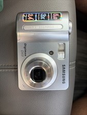 Samsung Digimax D53 5MP Digital Compact Camera Silver - WORKING Screen Damaged