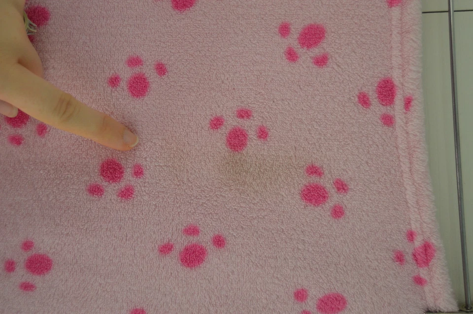 Cómoda manta rosa bebé cachorro perro estampado de patas cuello rojo hueso blanco tostado marrón Foto 3 de 4