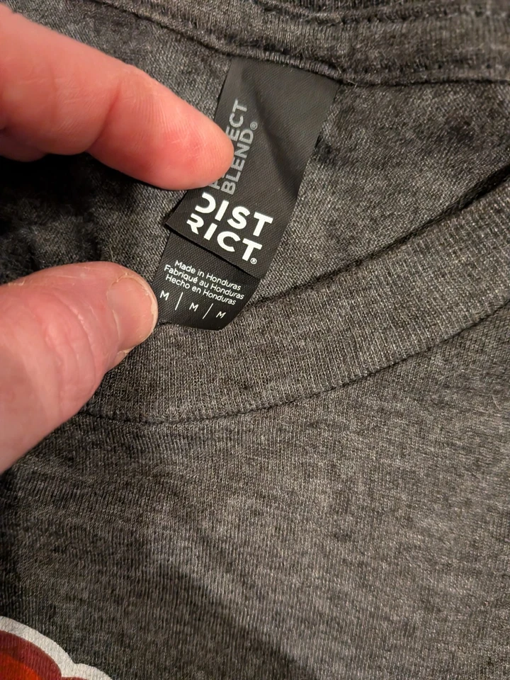 Camisa de Empleado de Restaurante Wendy’s Camiseta Gráfica Torneo NCAA Adulto Talla Mediana Foto 3 de 4