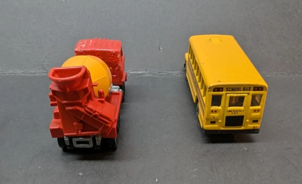 LOTE DE 2 juguetes diecast Tomica by Tomy Pocket Hino Truck & Matchbox School Bus Foto 4 de 4