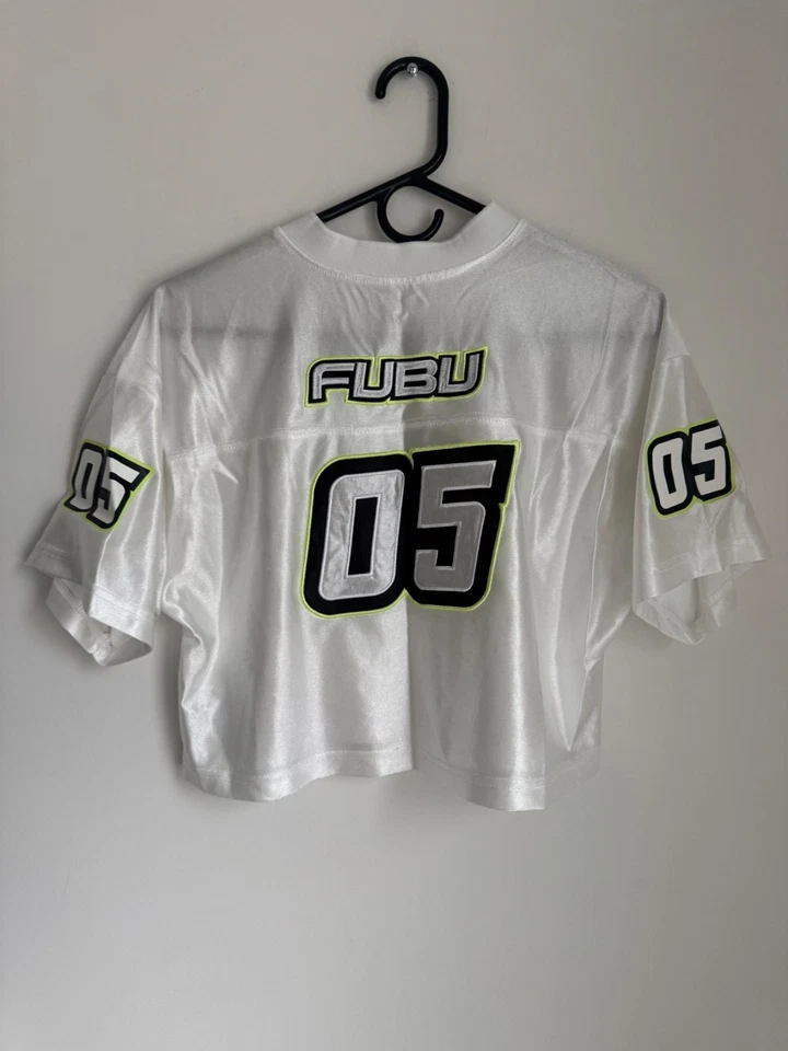 Camiseta feminina FUBU branca Fubu 05 crop top retrô Y2K hip hop anos 90 tamanho M - Imagem 2 de 4