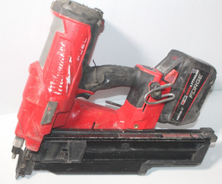 Milwaukee 2744 20 M18 FUEL Chiodatrice per telaio 21 gradi con batteria Forge HD12.0
