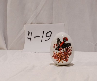 VINTAGE AVON DECORATIVE PORCELAIN EGG...w/ AUTUMN BRINGS MAGIC CHANGES...(BIRD)