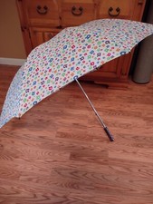 Toys R Us UMBRELLA All-over Logo XL Jumbo 55" Wide x 38"T - VERY RARE -Excellent