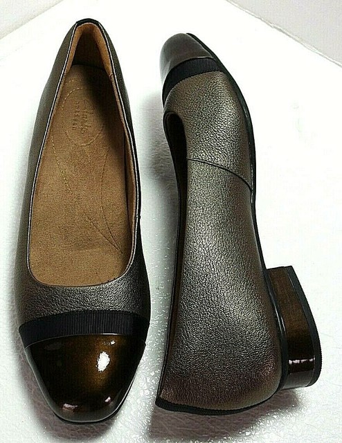 clarks low heel pumps