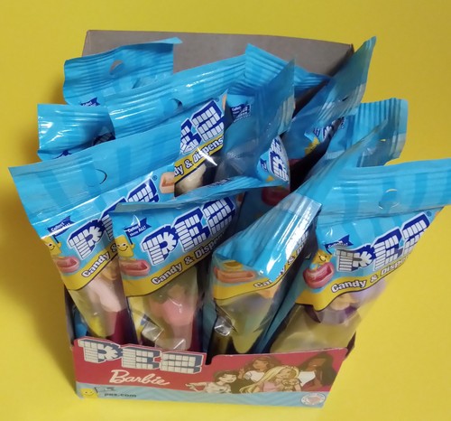 Scatola 12 Pez Caramelle e Dispenser ~ Collezione Barbie 2024 ~ Nuova CASUALE - Foto 2 di 4