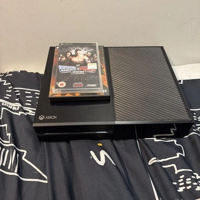 Microsoft Xbox One White Console 500GB Faulty Disc Drive And Damaged Games. - Image 1 of 4