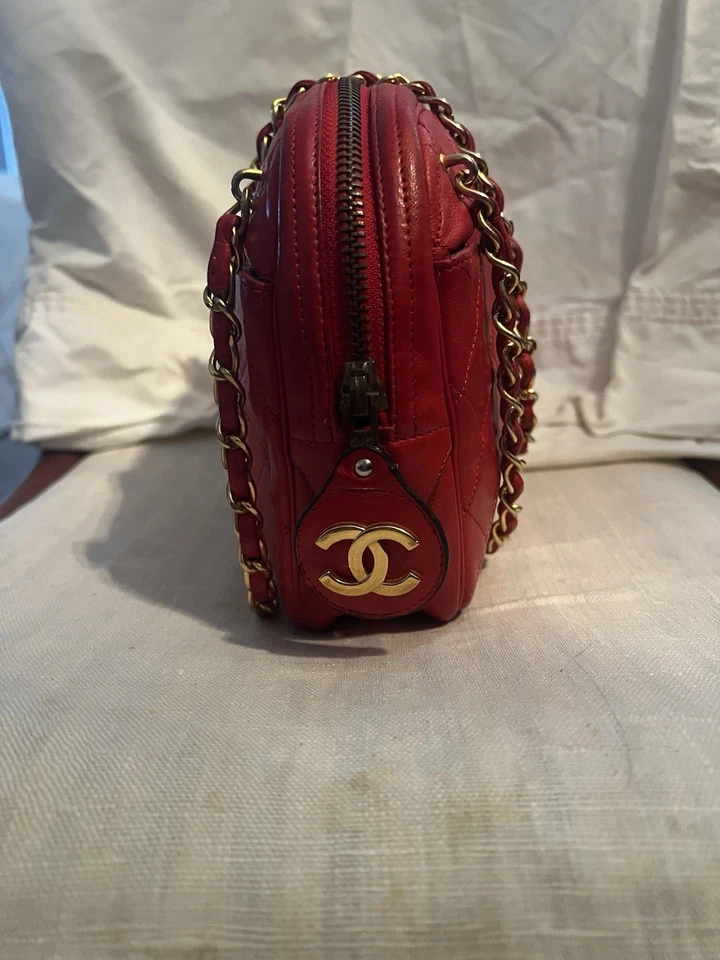 Bolso de hombro Chanel vintage de cuero acolchado con diamantes rojos para cámara con logotipo lengüeta Foto 3 de 4