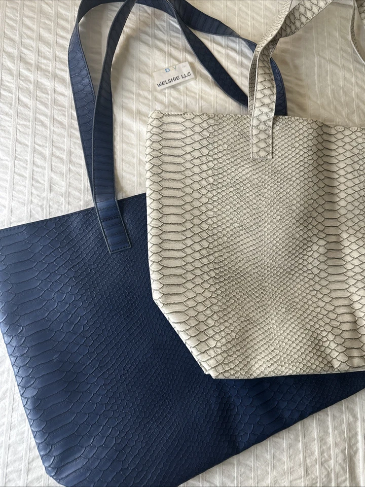 Bolsos de Mano Bloomingdale’s Piel de Cocodrilo Azul Oscuro y Crema 19”x12” Foto 2 de 4