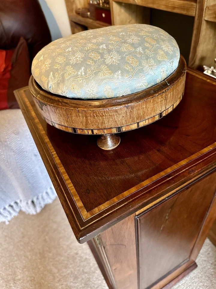 Antiguo reposapiés con incrustaciones y cubierta de seda Foto 2 de 4