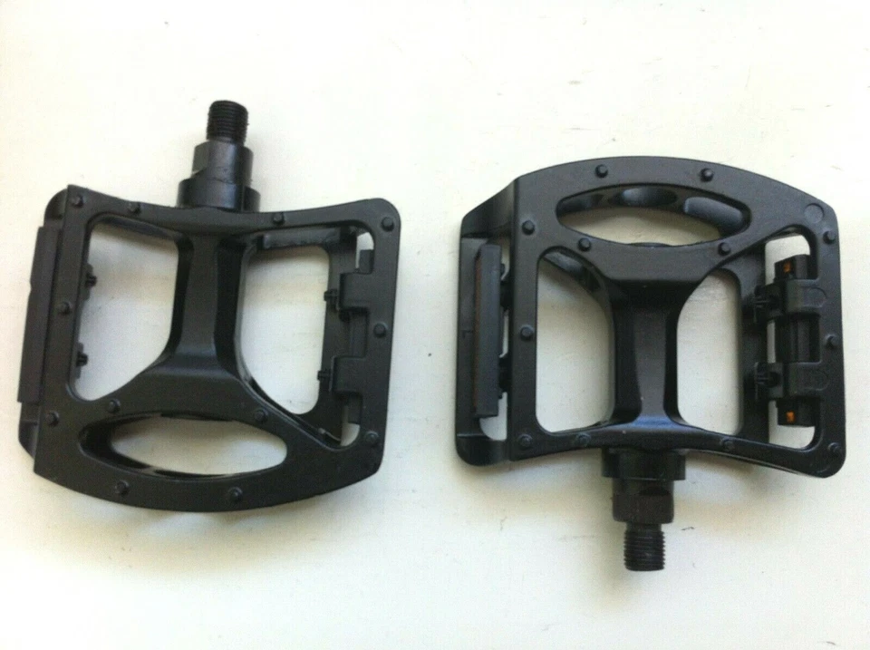 Pedales de bicicleta de plataforma extra ancha negros de acero al carbono/aleación para bicicletas de 5" x 3-1/2" Foto 3 de 3