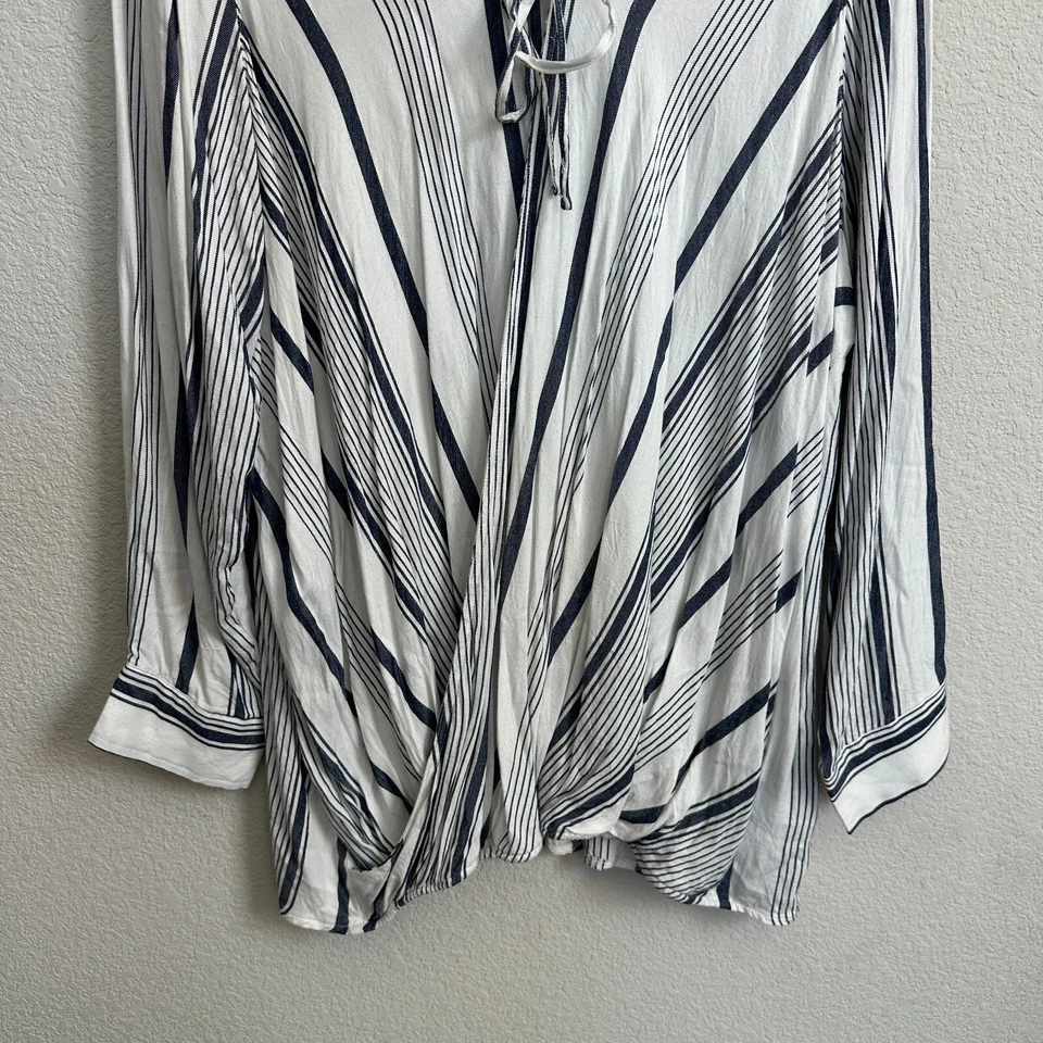 Blusa Melissa McCarthy Seven7 Top 3X Plus Rayas Imitación Envoltura Playa Blanca Azul Foto 3 de 4