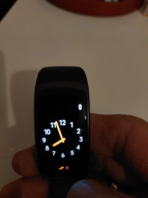 Samsung Gear Fit2 Smartwatch mit GPS, Sports Band und Ladestation
