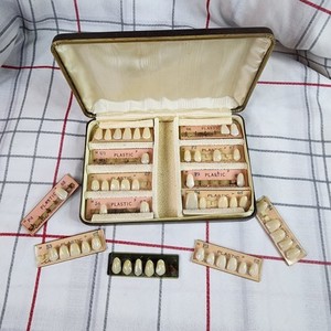 Vintage Steeles Plastic Fangs Dental Shade Guide Plastic Teeth Collectable 