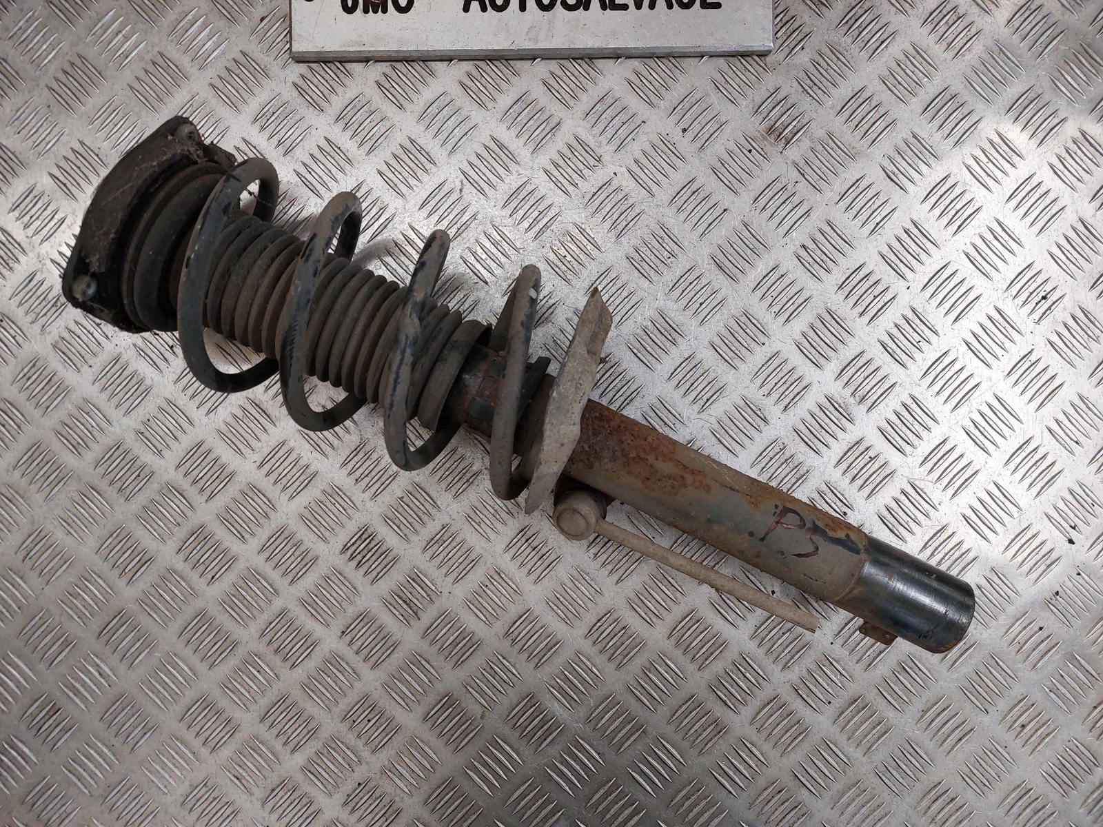 VOLKSWAGEN VW GOLF MK5 PASSENGER LEFT FRONT SUSPENSION STRUT LEG 2004