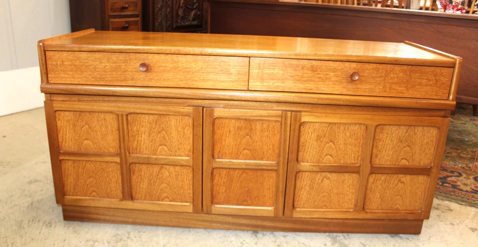 Aparador danés Mid Century de teca gabinete de bar buffet de Nathan Foto 2 de 4